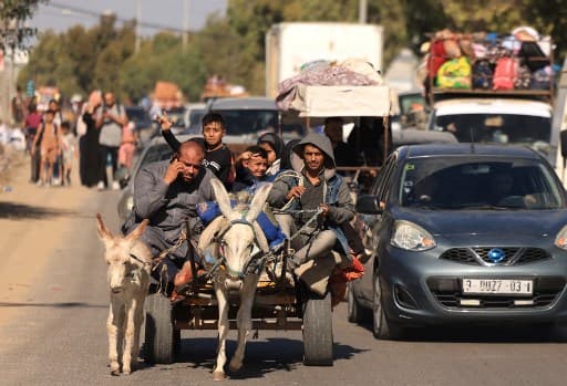 Palestinian flee following Israeli army's warning to leave their homes and move south. Photo: AFP