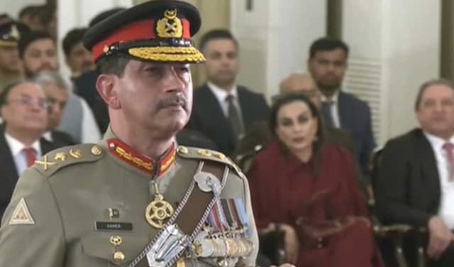Asif Zardari confers Nishan-e-Imtiaz  on Gen Aamer Raza (Courtesy: @PakTVGlobal)