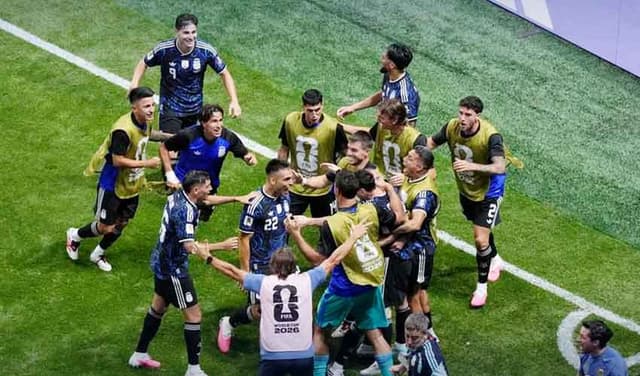 Argentina beat England