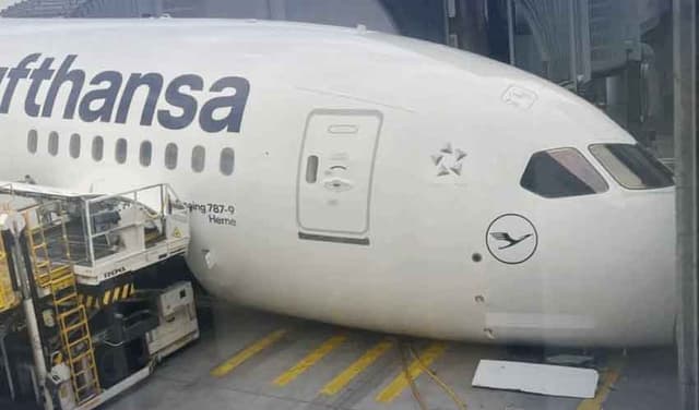 Boeing nose-gear collapse