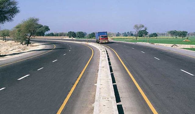 Govt restores speed limits on motorways, highways (Courtesy: File)