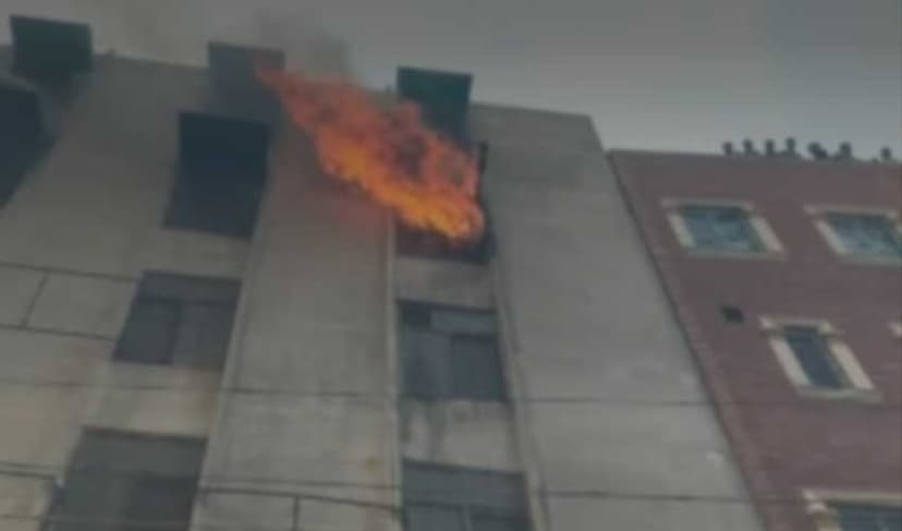Fire breaks out at cloth warehouse in Lahore’s New Azam Cloth Market (Courtesy: Screengrab)