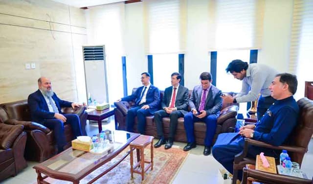 Pakistan, Tajikistan resolve to bolster transit cooperation (Courtesy: File)