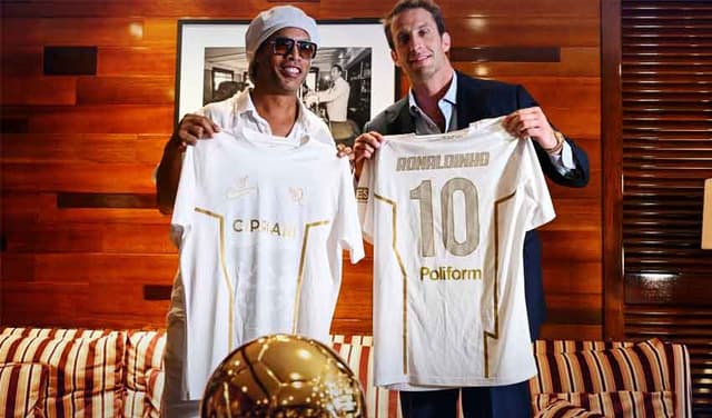Ronaldinho comes out of retirement