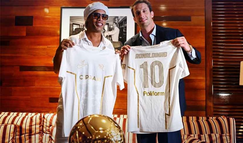 Ronaldinho comes out of retirement