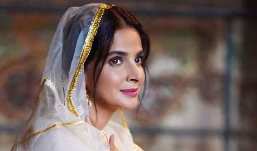 Saba Qamar shares glimpse of visit to Bibi Pak Daman shrine (Courtesy: File)