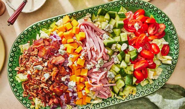 Health experts see balanced salad as healthy lunch habit Health experts see balanced salad as healthy lunch habit