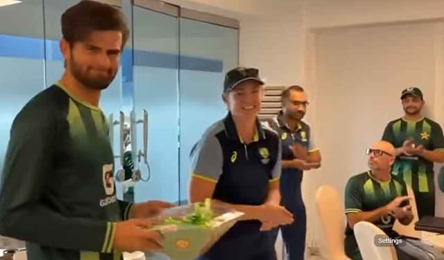 Australia team manager presents sweets to Pakistan players on Eid (Courtesy: PCB)