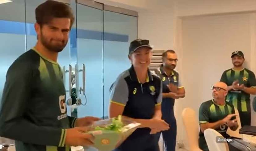 Australia team manager presents sweets to Pakistan players on Eid (Courtesy: PCB)