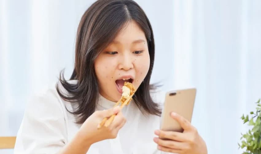 Social-media-eating