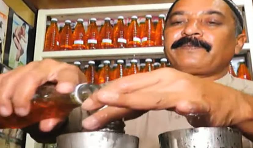 Lahorites enjoy cold beverages amid scorching heat – File