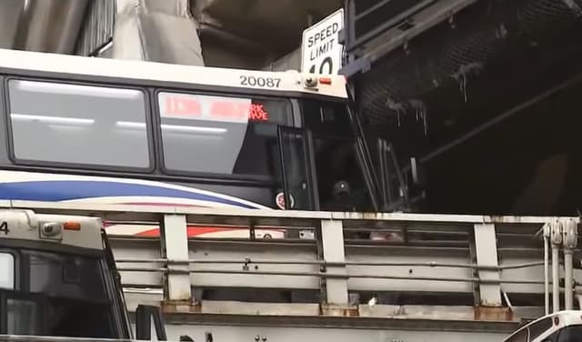 14 injured, two buses collide near in New York, Emergency services (Courtesy: Online)