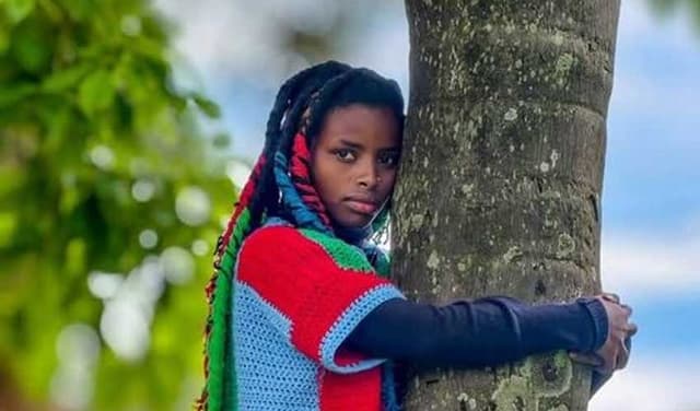 Kenyan environmental activist holds tree for 72 hours; breaks own record (Courtesy: File)