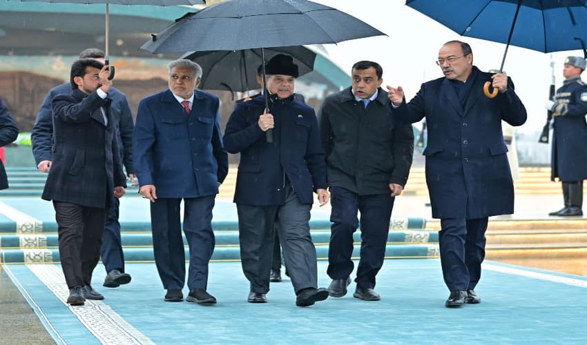 PM Shehbaz touchdowns Uzbekistan, resolves to boost ties (Courtesy: APP) PM Shehbaz touchdowns Uzbekistan, resolves to boost ties (Courtesy: APP)