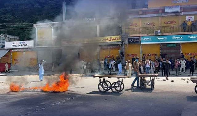 Violent protests continue in AJK despite govt’s repeated offers of talks (Courtesy: Online)