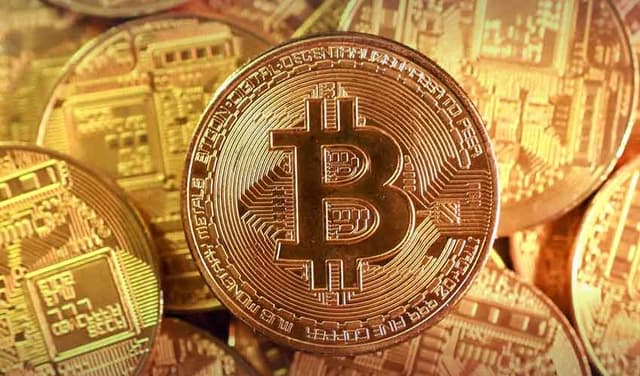 Bitcoin extends losses amid global market sell-off (Courtesy: File)