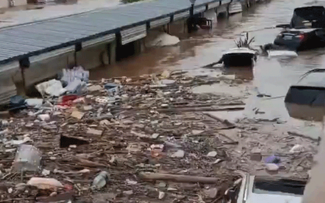 Beijing's extreme rain 'trap' kills at least 30, displaces thousands (Courtesy: Online)