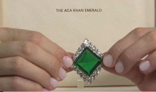 Rare 37-carat emerald brooch breaks auction records (Courtesy: Online)