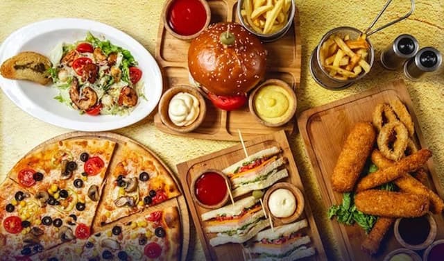Chefs and waiters in Islamabad restaurants must wear caps (Courtesy: File)