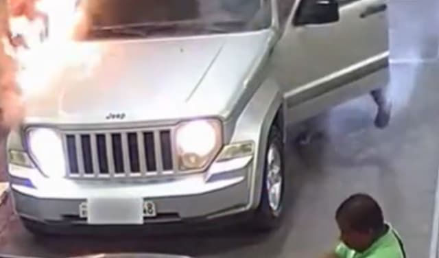 Quick action halts car fire at Kuwait petrol station (Courtesy: Online)