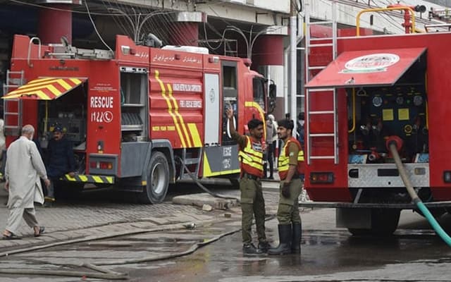 Major blaze rages at Karachi tyre warehouse (Courtesy: File)