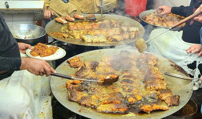 Citizens enjoy cold weekend with hot, crispy fish in Kasur (Courtesy: Online)