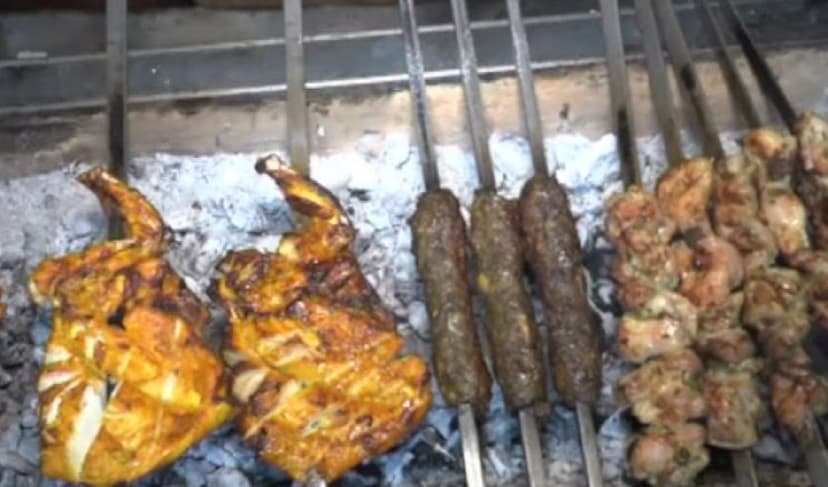 Lahorites enjoy pleasant weather with delicious food – File
