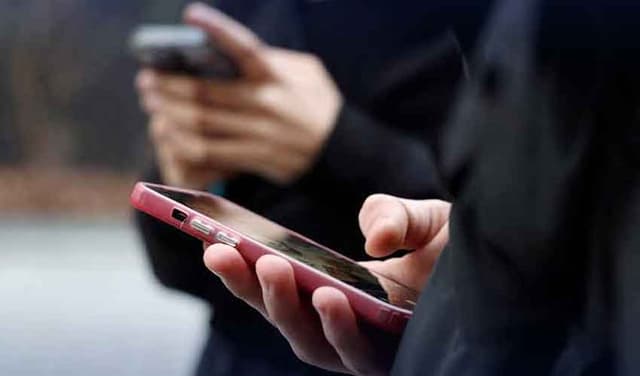 French lawmakers vote on social media ban for children