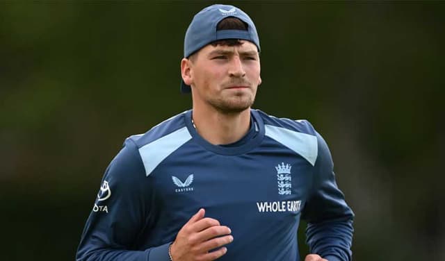 Crocombe added to England squad as cover for Robinson (Courtesy: File)