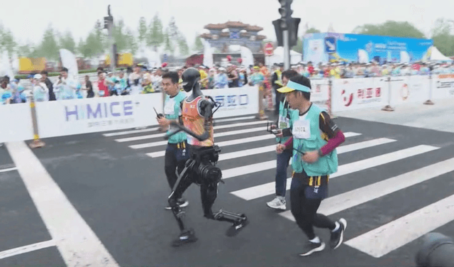 Humanoid Robot Race