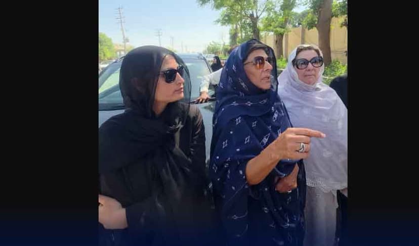 PTI’s major grievance ends as Imran Khan meets sisters, legal team (Courtesy: Online)