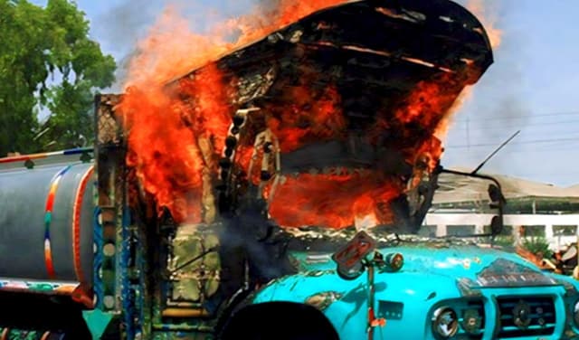 Karachi to face water shortage as tanker association strikes back (Courtesy: Online)