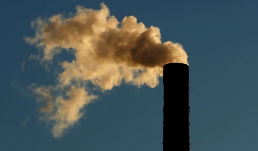 Unaware of air pollution, the suffocating child suffers from malnutrition – File