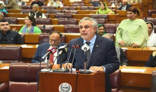 Dar calls for steps to appreciate rupee against dollar – File