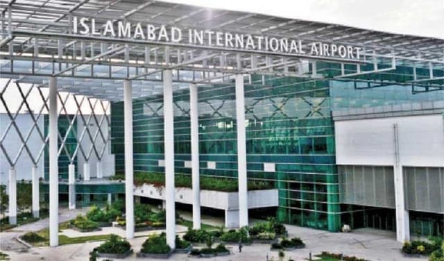 Bird strikes aircraft at Islamabad airport; flight cancelled (Courtesy: File)