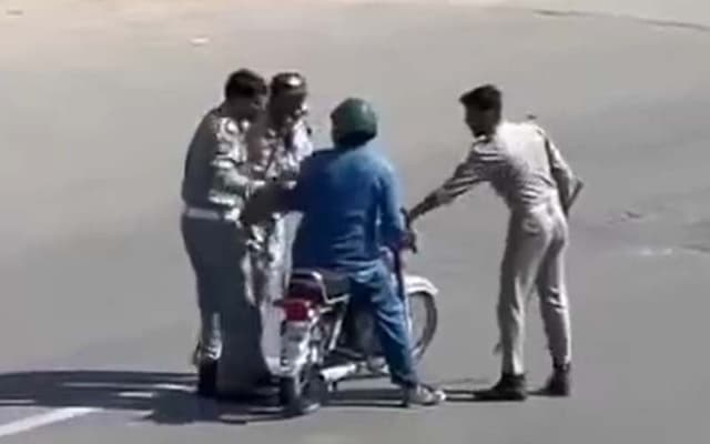 Traffic police officers suspended after biker beating in Islamabad (Courtesy: Online)