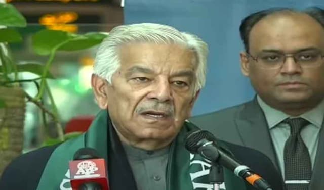 Khawaja Asif says politicians fight for interests, not Pakistan (Courtesy: File)