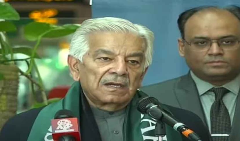 Khawaja Asif says politicians fight for interests, not Pakistan (Courtesy: File)