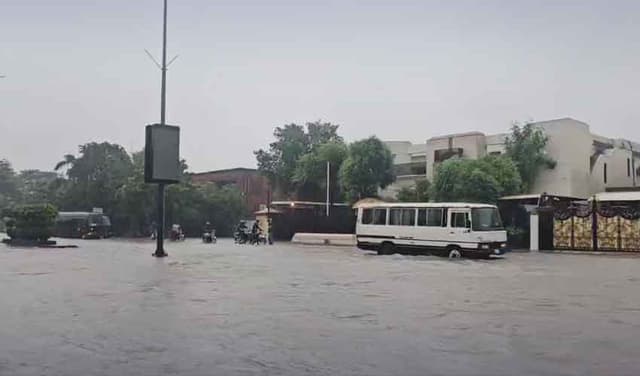 2 killed, 4 injured as torrential monsoon rains drench Lahore