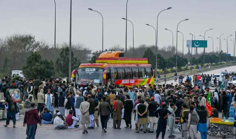 Lahore roads blocked again