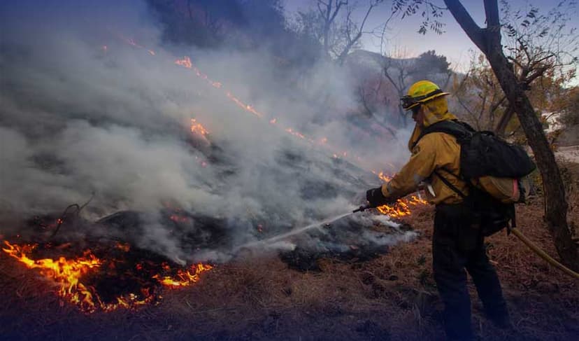 Los Angeles races to contain wildfires