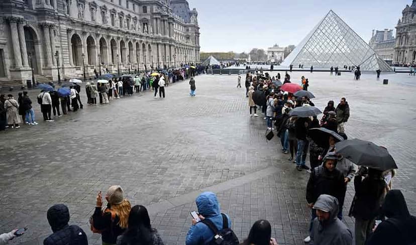 Louvre museum reopens