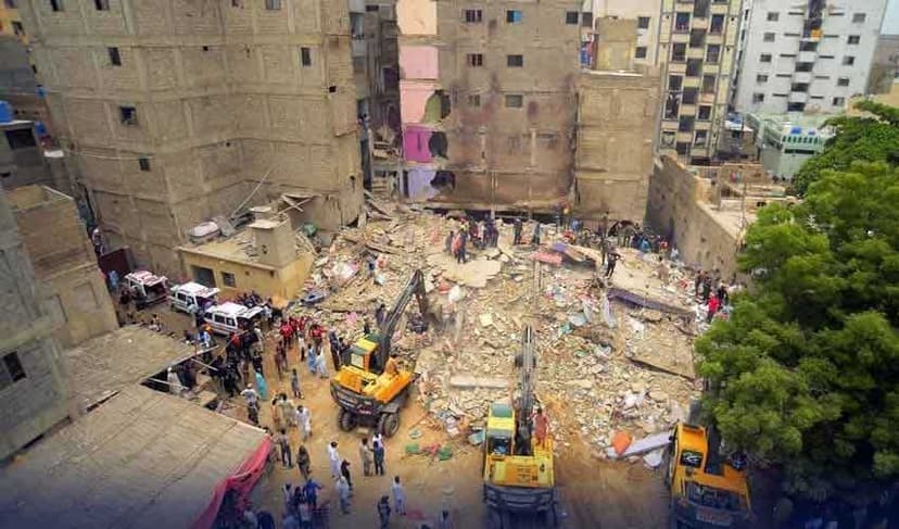 Lyari building collapse leaves 35 rickshaws destroyed (Courtesy: Online)