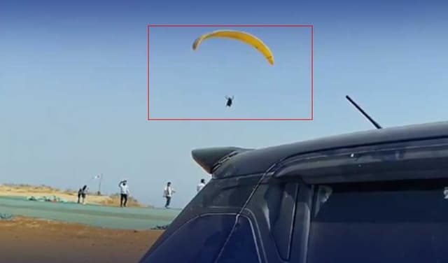 Maharashtra Student Paraglides