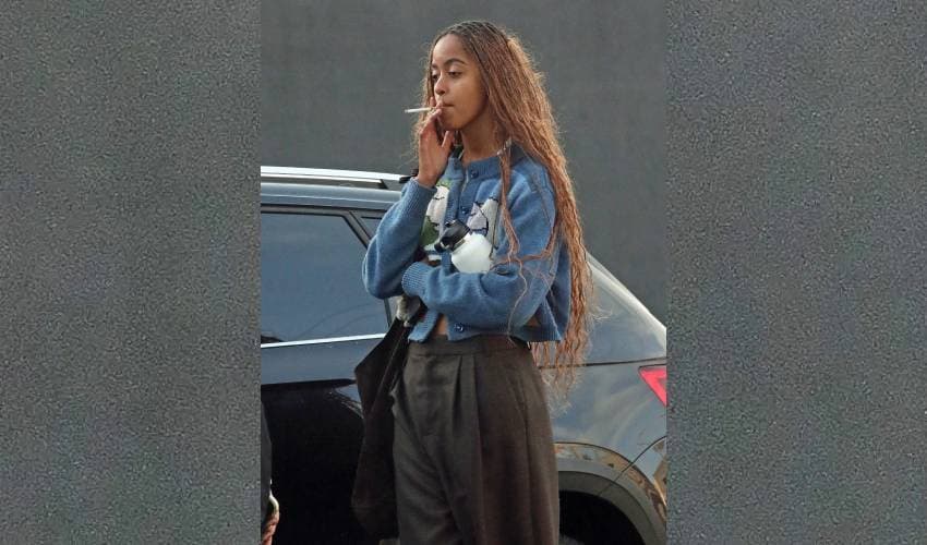 malia obama smoking a cigarette Malia Obama spotted smoking cigarette in Los Angeles: A closer look