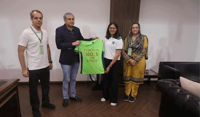 Mohsin Naqvi congratulates Sadia Iqbal on attaining number top spot in T20I rankings (Courtesy: Online)