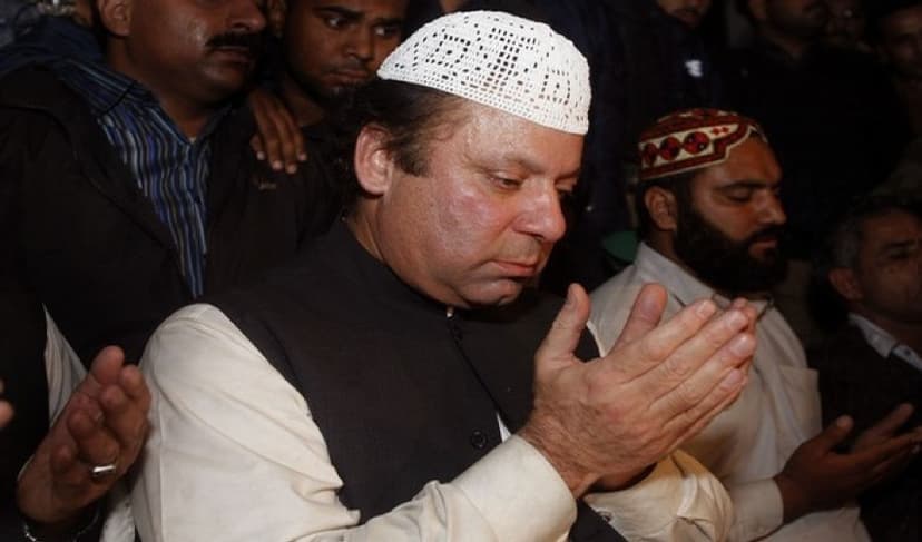 Ex-PM Nawaz pays respect to wife, parents – File