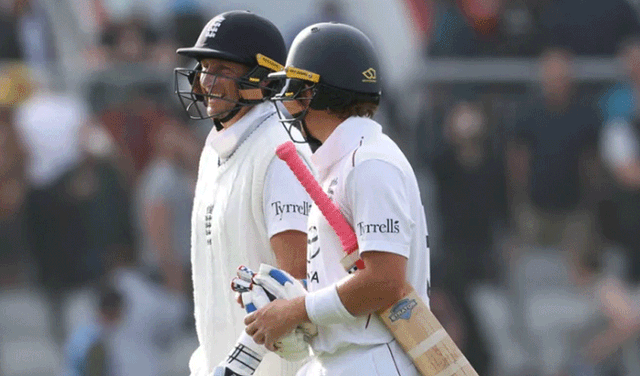 Crawley, Duckett lead England recovery after Pant's Old Trafford heroics (Courtesy: Online)