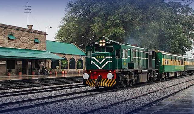 Train services severely disrupted due to cold weather, fog (Courtesy: Online)