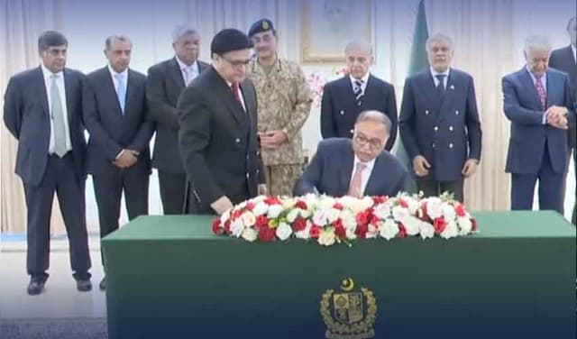 PIA privatisation agreement signed in Islamabad (Courtesy: screengrab)